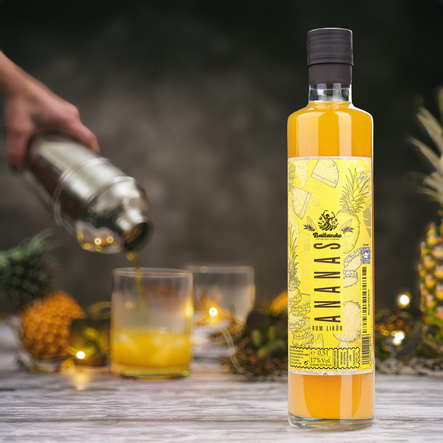 Bailando Frucht Rum Likoer, Sorte Ananas, im Hintergrund eine Serviervorschlag.