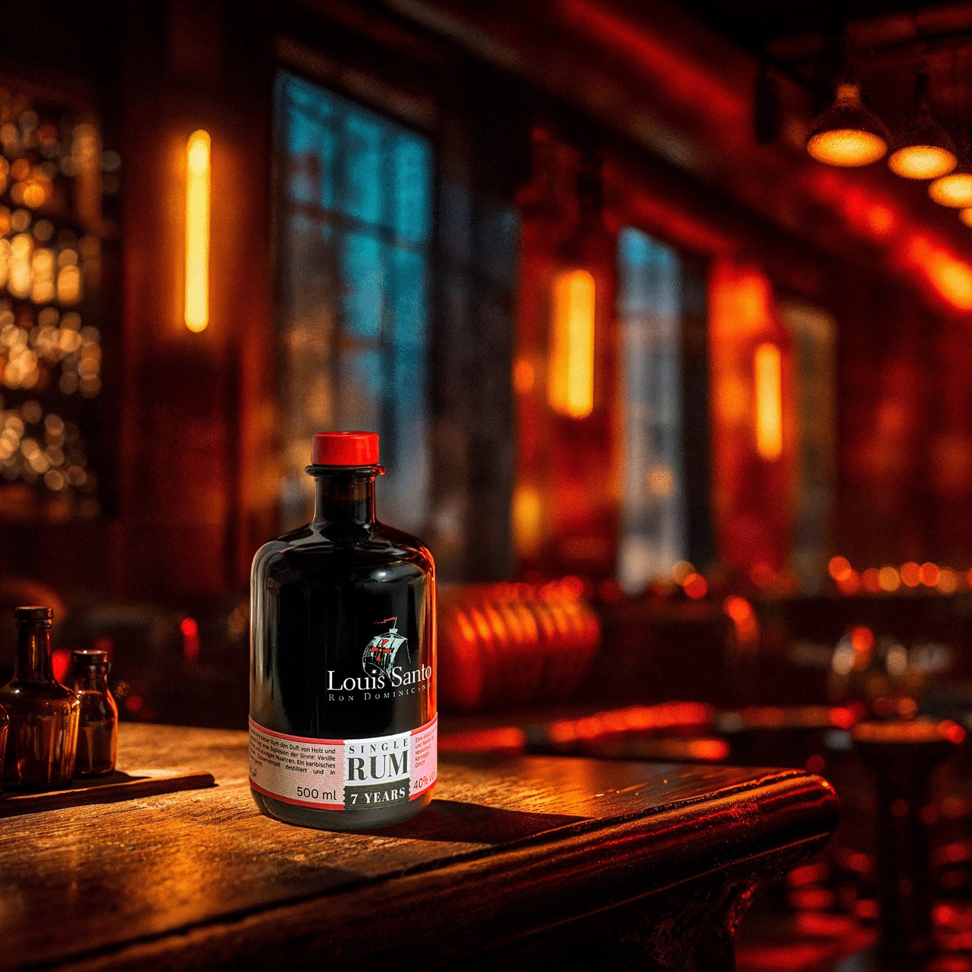 Louis Santo 7 Jahre alte Rum auf einem Holztisch.