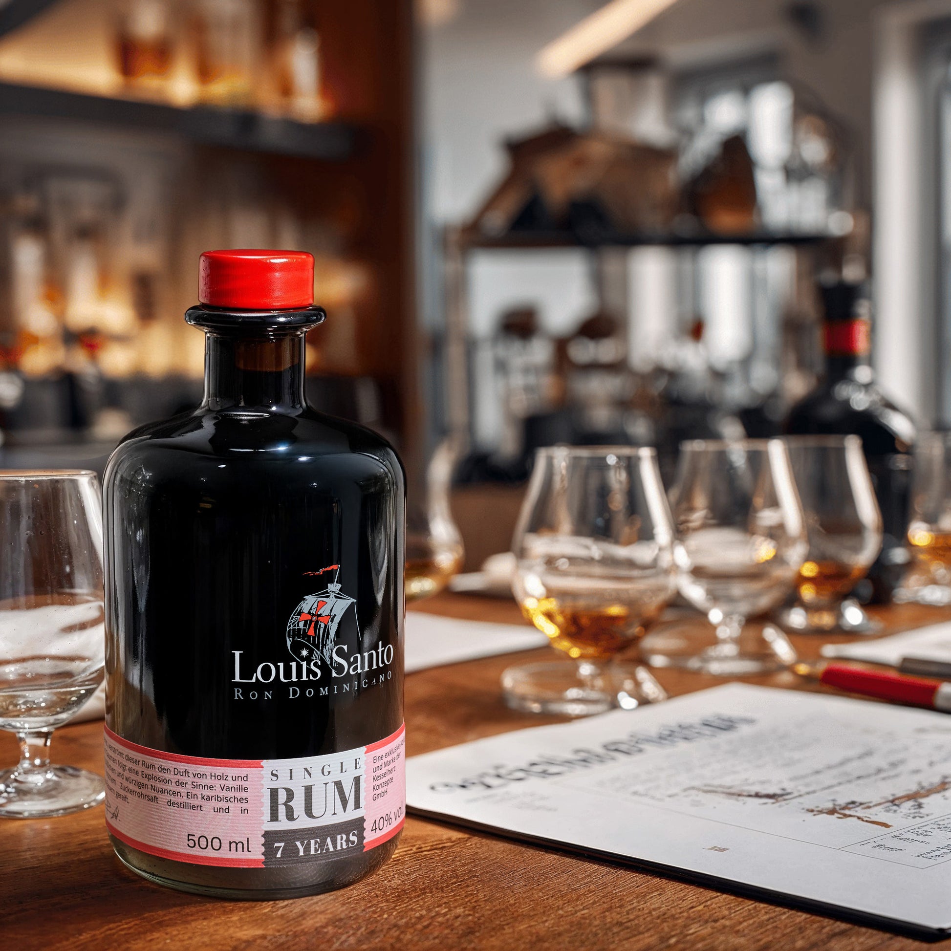Flasche Louis Santo Rum 7 Jahre mit Glas auf Tisch