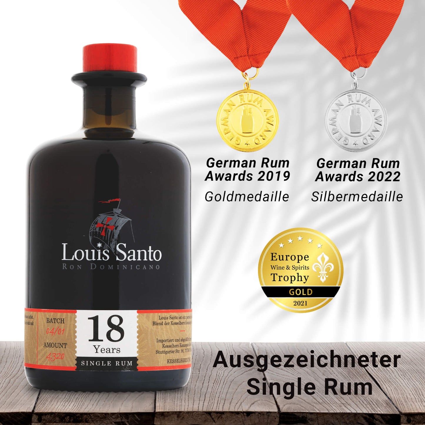 Flasche Louis Santo 18 Jahre mit Pedro Ximenez Finish auf deinem Tisch stehend und einer Gold,- und einer Silbermedaille daneben von oben hängend neben der Flasche. Unter den Medaillen ist die Europe Wine & Spirits Trophy des Jahres 2021 zu sehen