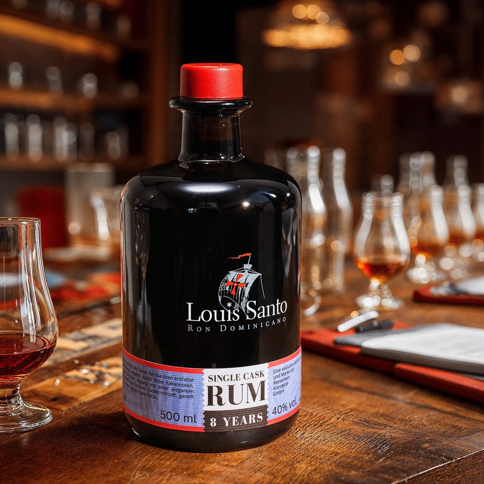 Flasche Louis Santo Rum 8 Jahre mit Glas auf Tisch