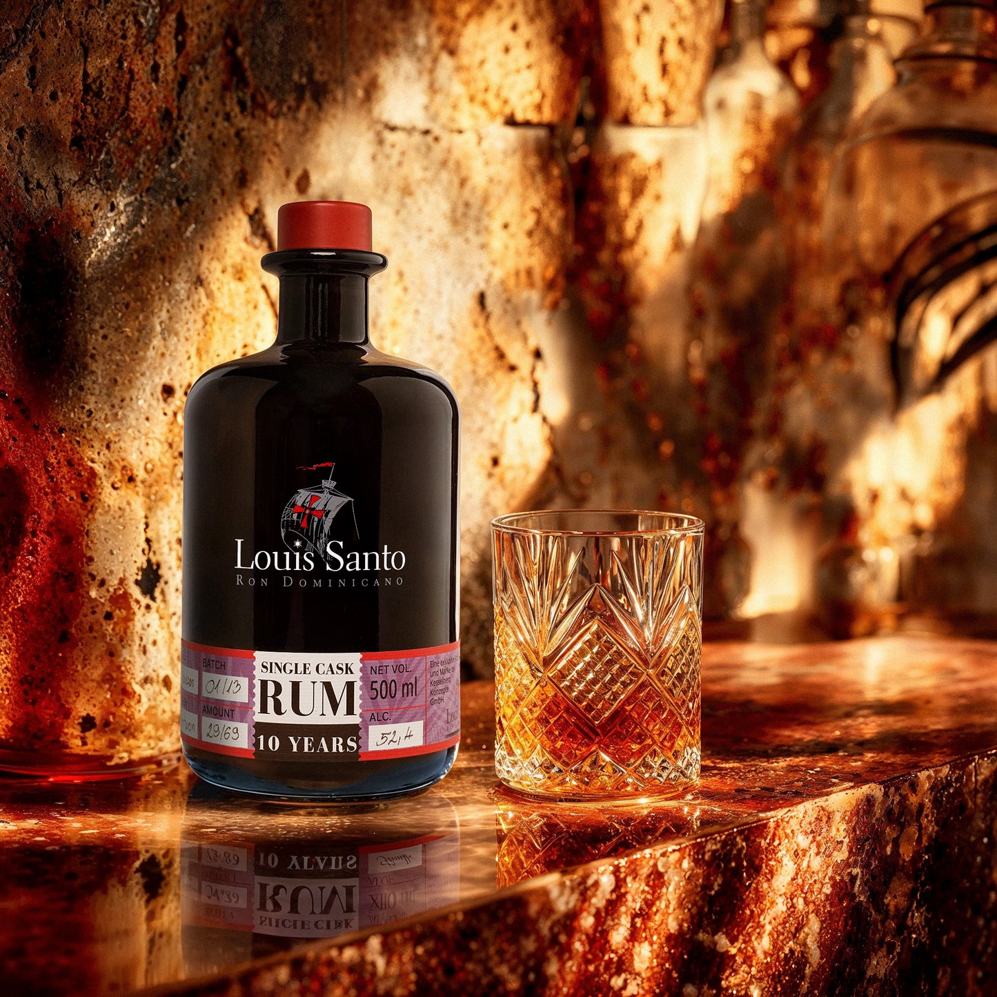 Louis Santo 10 Jahre alte Rum und Glas auf eine reflektierende Oberfläche.