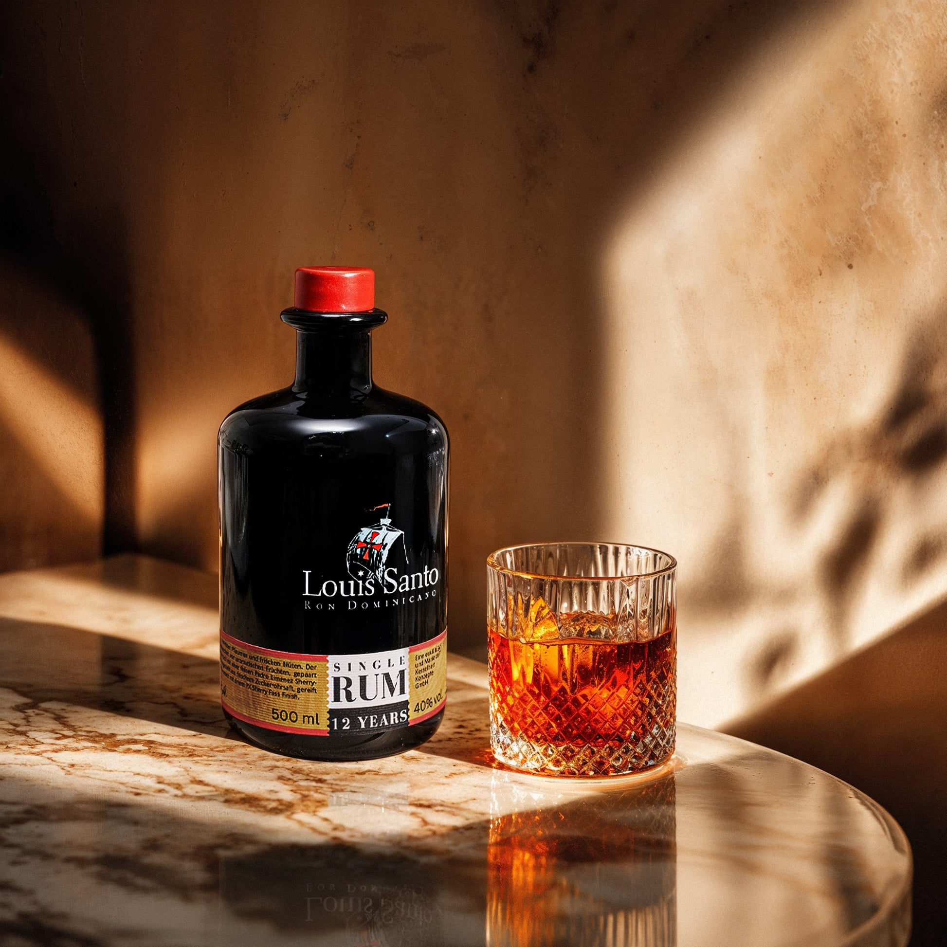 Louis Santo 12 Jahre alte Rum und Glas auf eine reflektierende Oberfläche.