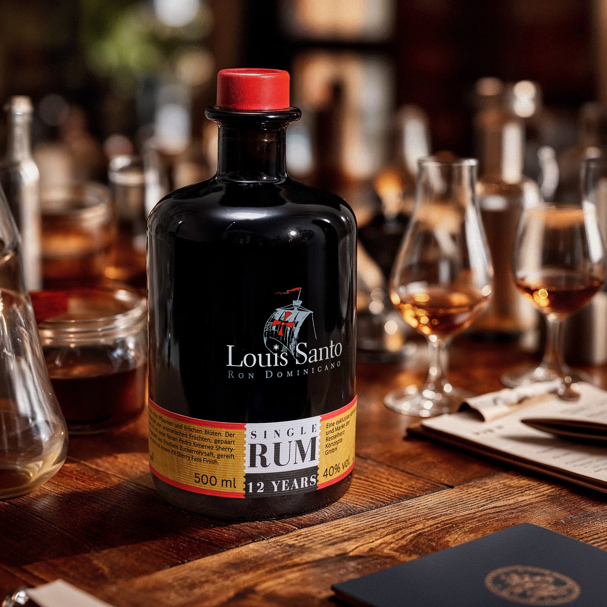 Louis Santo 12 Jahre alte Rum auf einem Holztisch.
