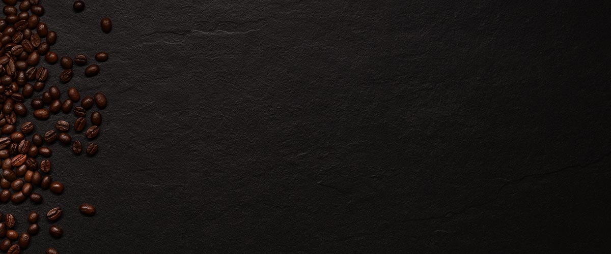 Bild von Kaffeebohnen auf einer schwarzen Schieferplatte