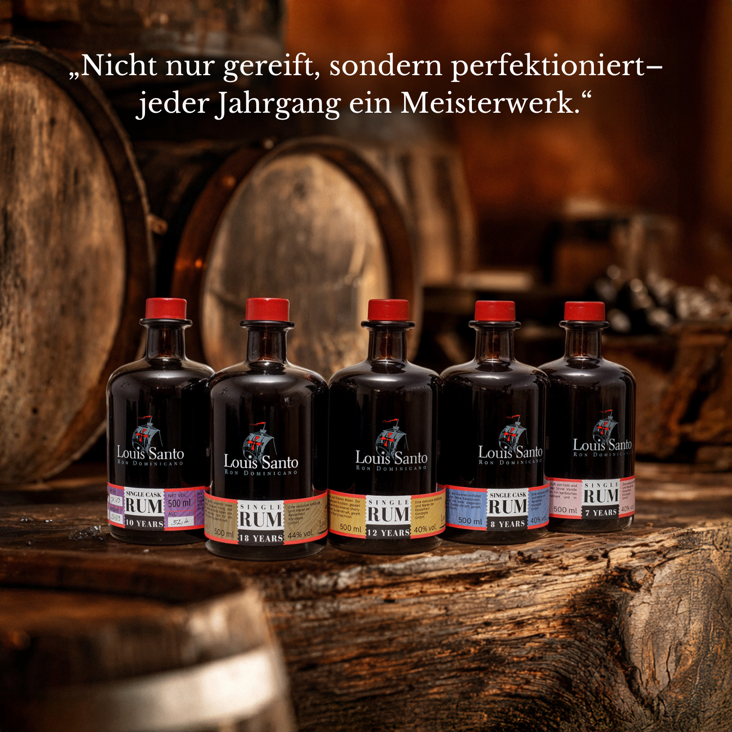 Bild der Louis Santo Rum Flaschen der Jahrgänge 8, 10, 18, 12 und 7 auf einem Holztisch stehend. Darüber steht geschrieben "Einzigartiger Rum Geschmack in jedem Jahrgang"