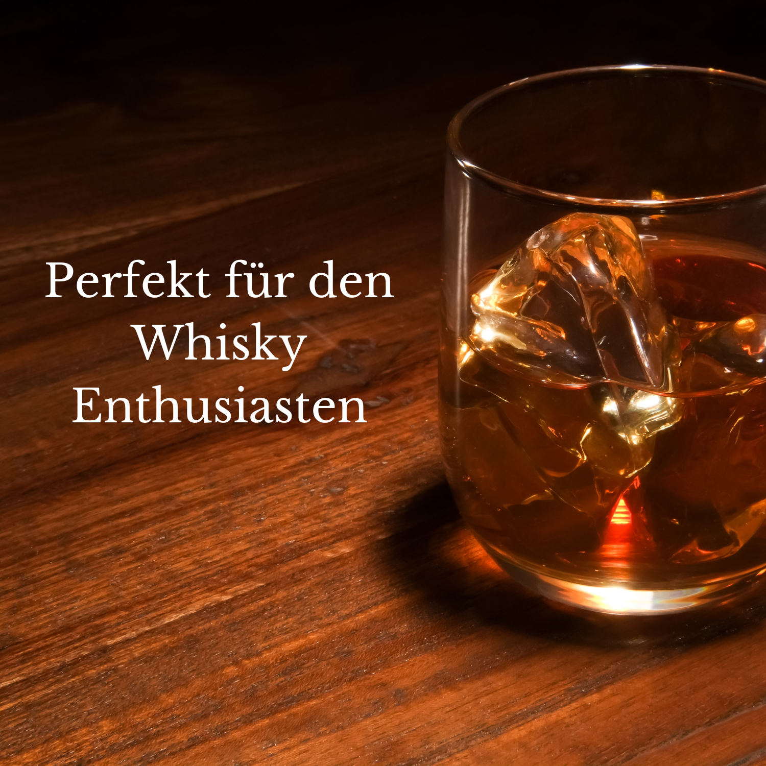 Glas mit Rum auf einem schwarzen Holztisch stehend und der Schrift "Perfekt für den Whiskey Enthusiasten"