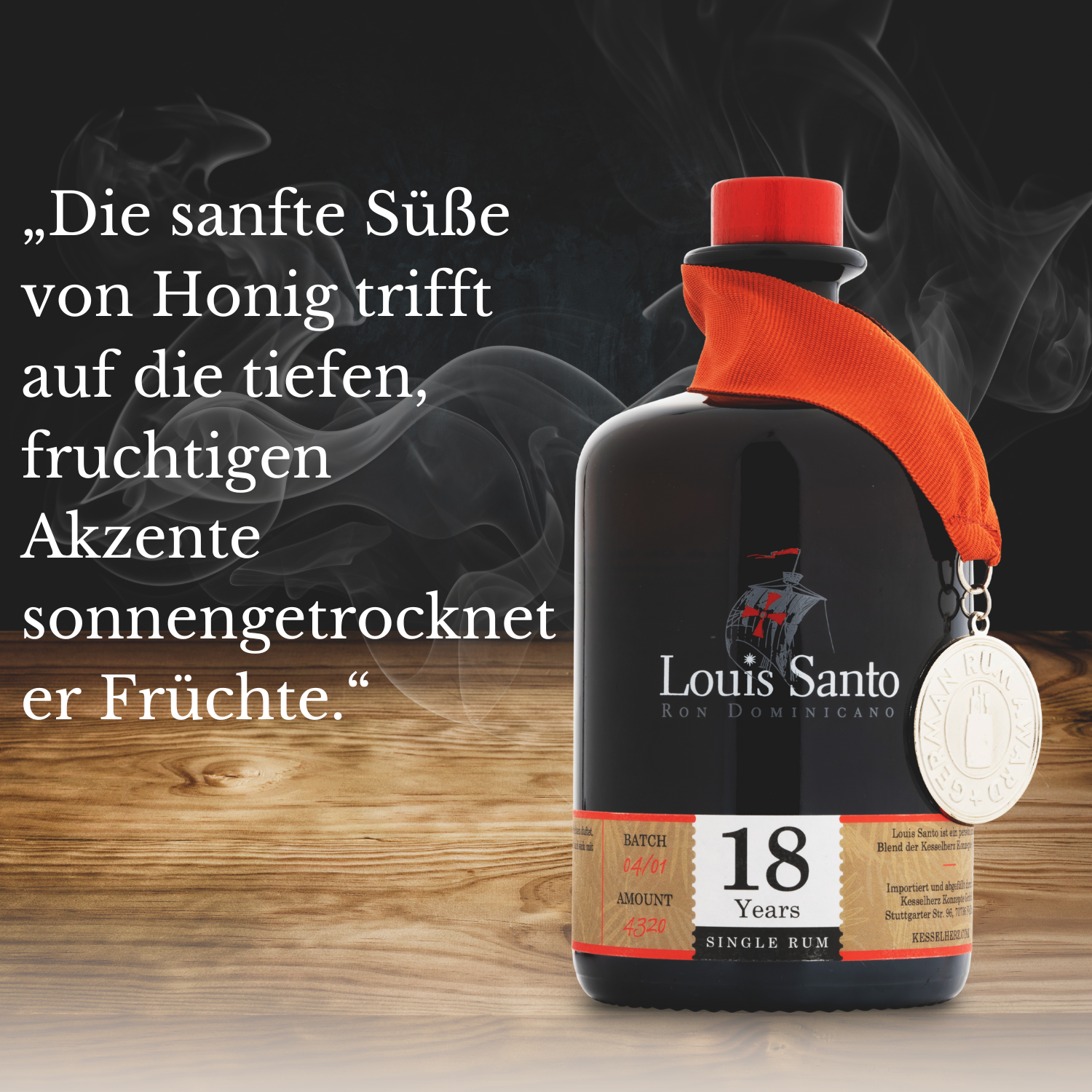 Louis Santo 18 Jahre gereiften Rum, mit Beschreibungstext des Geschmacks und den gewonnenen Medaillen darauf abgebildet