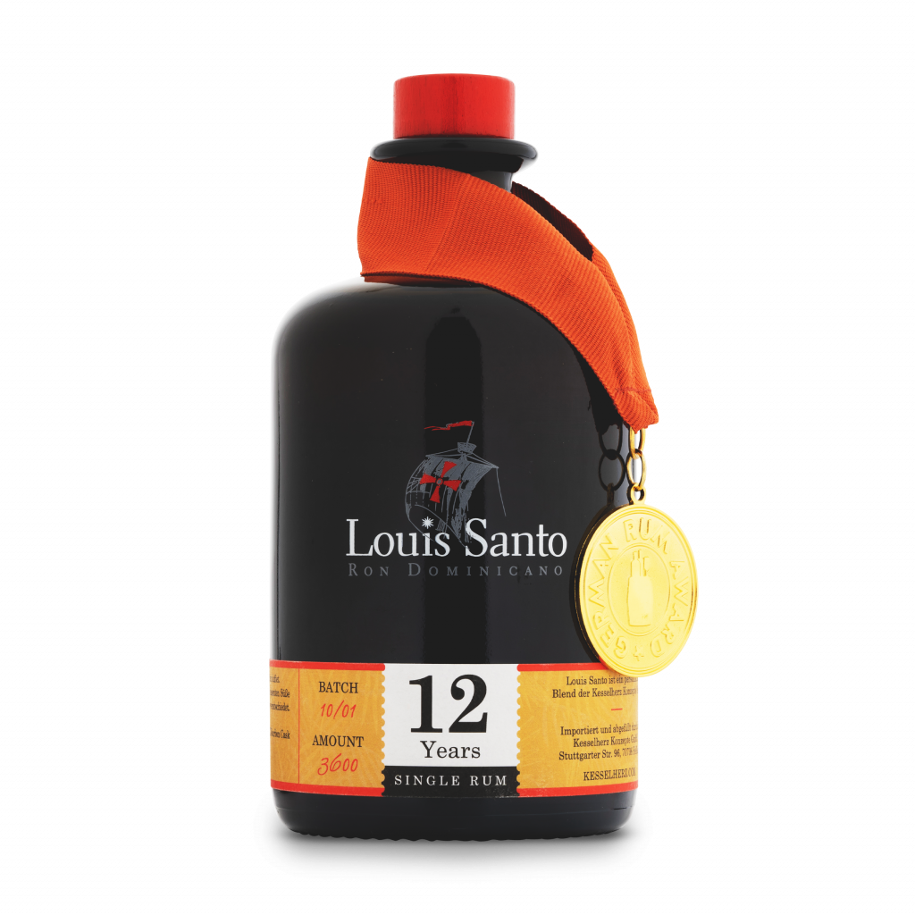 Vorderseite mit Beschriftung des Louis Santo Premium Rum 12Jahre mit einer Goldmedaille um den Flaschenhals hängend