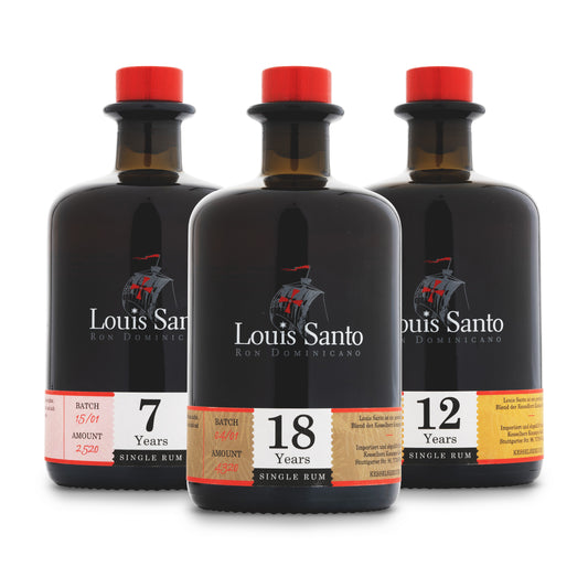 3 Flaschen des Louis Santo Premium Rum von links nach rechts stehend mit den Jahrgängen 7 , 18 und 12