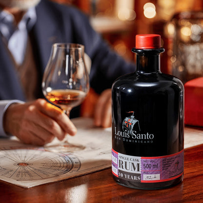 Flasche Louis Santo Rum 10 Jahre mit Glas auf Tisch, Person im Hintergrund