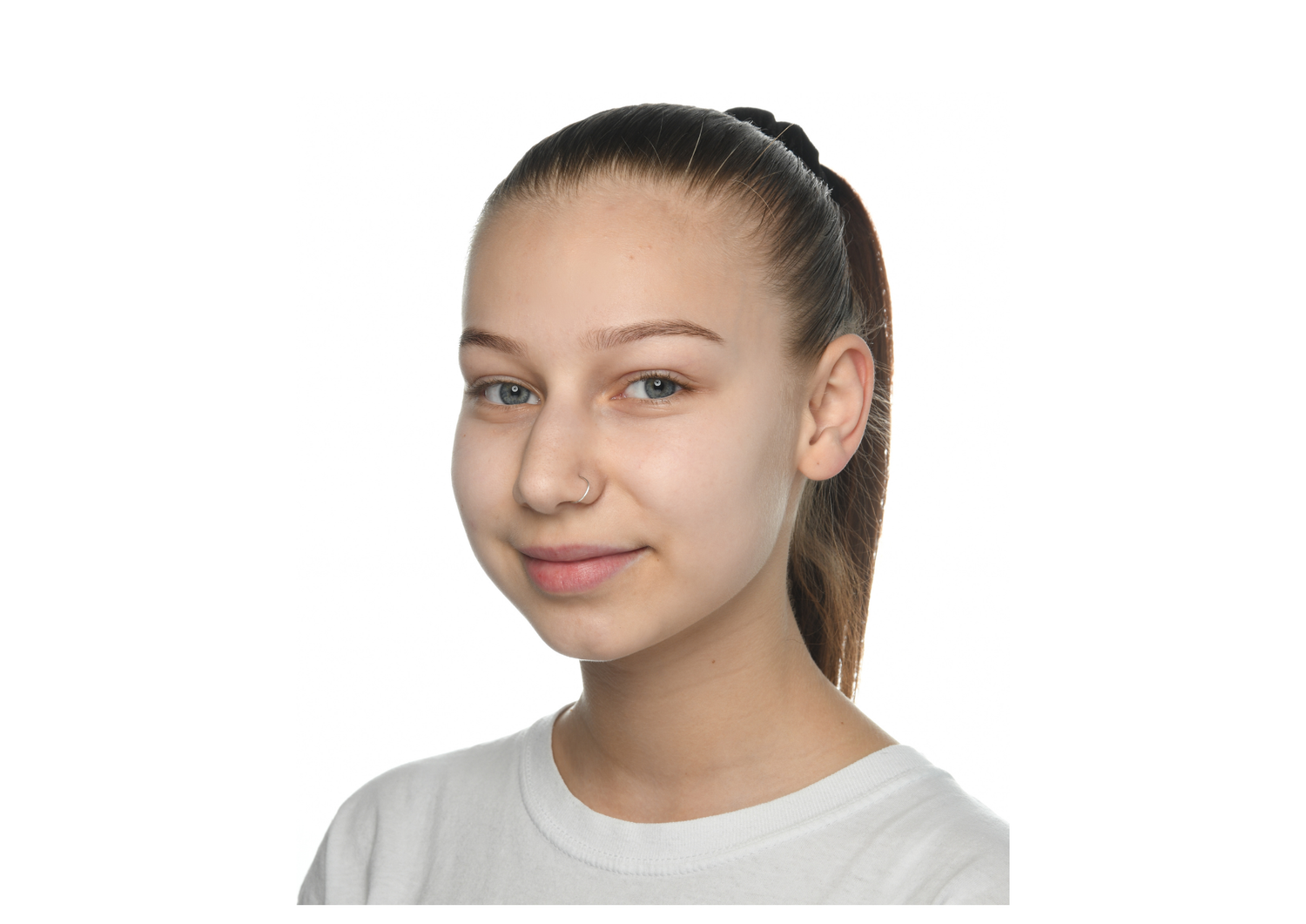 Lächelnde junge Mitarbeiterin in weißem T-Shirt